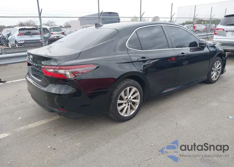 2022 Toyota Camry Le z USA, uszkodzony, nr VIN 4T1C11AK2NU628640